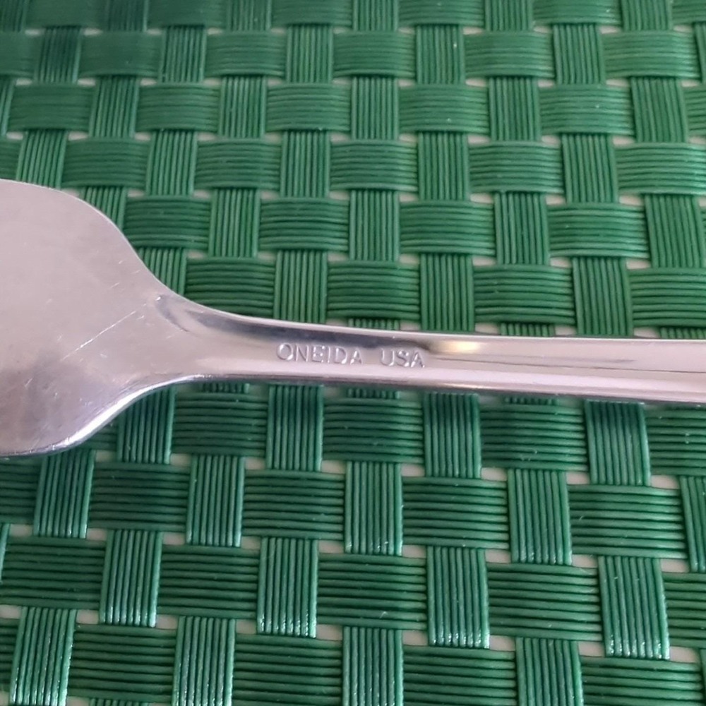 Oneida BANCROFT Dinner Forks Set Lot of 2 Stainless Flare Tip Ridged Glossy USA - Picture 5 of 8
